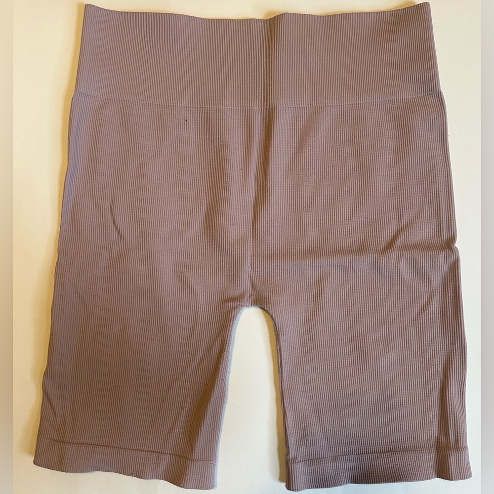 Mauve Ribbed Bike Shorts - Picture 2 of 4